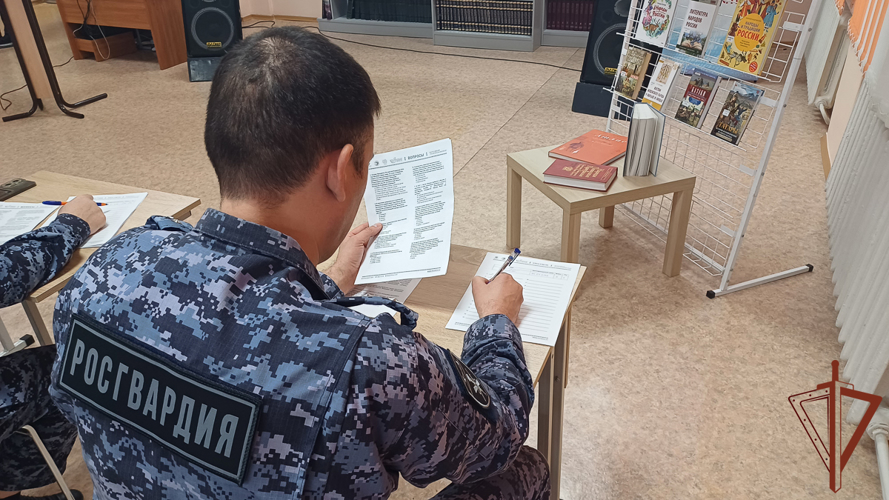   К написанию Большого этнографического диктанта присоединились росгвардейцы с Урала