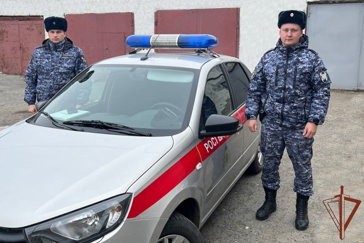 В Зауралье экипаж Росгвардии пришел на помощь оказавшейся в сложной ситуации на дороге автолюбительнице