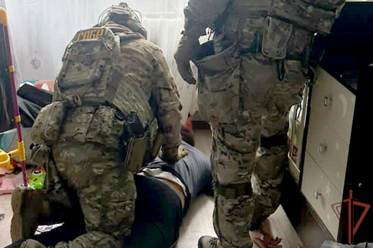 При силовой поддержке спецназа Росгвардии на Сахалине задержан подозреваемый в нападении на сотрудников полиции