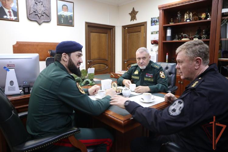 В Росгвардии вручили темно-синий берет и знак спецназа Герою России генерал-майору Магомеду Даудову (видео)