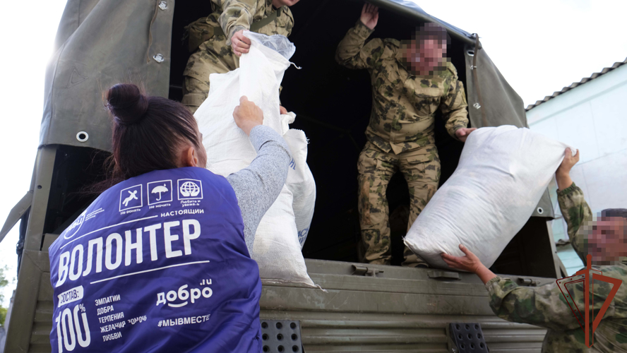Росгвардейцы доставили три тонны одежды для жителей Херсонской области