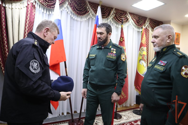 В Росгвардии вручили темно-синий берет и знак спецназа Герою России генерал-майору Магомеду Даудову (видео)
