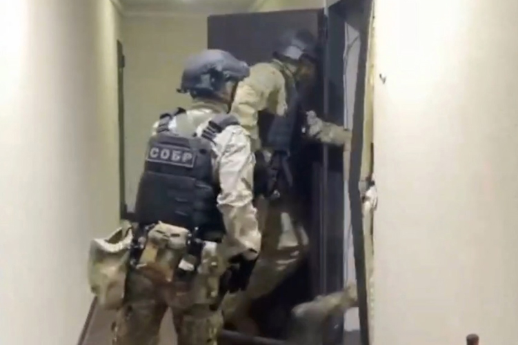 В Санкт-Петербурге при силовой поддержке СОБР Росгвардии задержаны пособники украинских мошенников (видео)