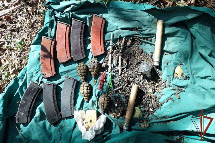 Росгвардейцы в ДНР совместно с сотрудниками военной контрразведки обнаружили тайник с опасными находками