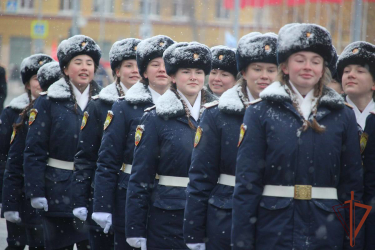 Девушки-кадеты Росгвардии приняли участие в Параде Памяти в Самаре (видео)