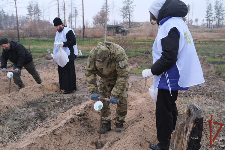 Военнослужащие Росгвардии — участники СВО поддержали международную акцию «Сад памяти»  в ЛНР (видео)