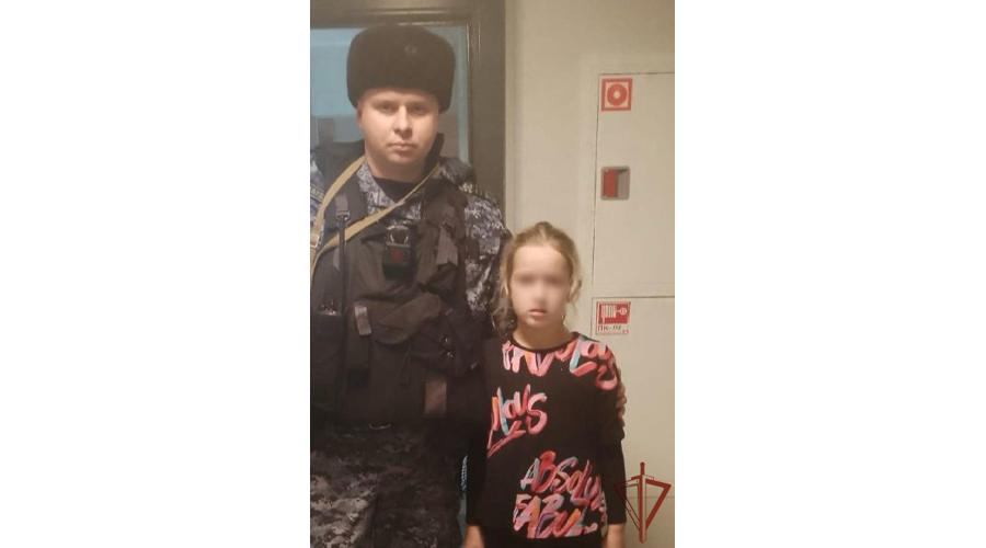 Росгвардейцы в Санкт-Петербурге пришли на помощь ребенку, оказавшемуся в темное время суток на улице без родителей (видео)