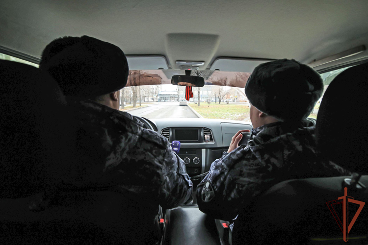 Росгвардейцы в Саяногорске помогли вернуть родителям потерявшегося ребенка 