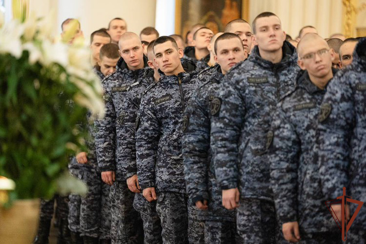 Военнослужащие Росгвардии приняли участие в Божественной литургии в Санкт-Петербурге