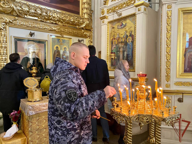 Военнослужащие Росгвардии приняли участие в Божественной литургии в Санкт-Петербурге