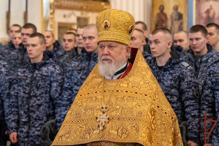 Военнослужащие Росгвардии приняли участие в Божественной литургии в Санкт-Петербурге