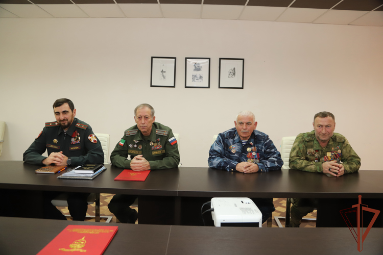 Росгвардейцы стали участниками круглого стола ко Дню ветерана войск правопорядка в Грозном