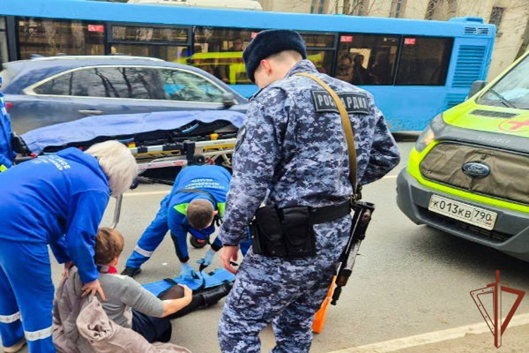 Сотрудники Росгвардии в Московской области оказали помощь пострадавшей в ДТП женщине 
