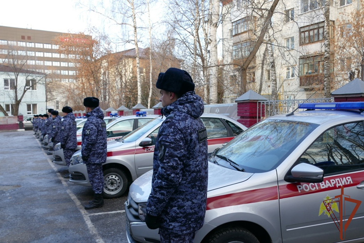 Ключи от новых служебных автомобилей вручили сотрудникам Росгвардии в Томской области