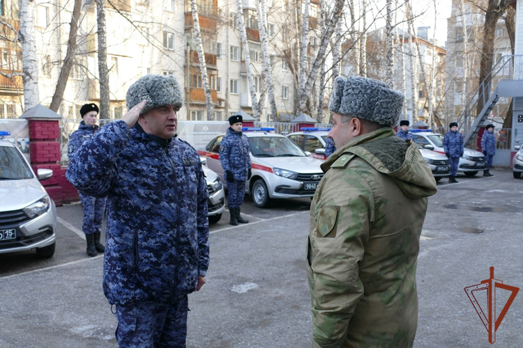 Ключи от новых служебных автомобилей вручили сотрудникам Росгвардии в Томской области