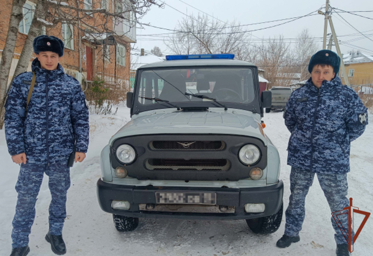 Росгвардейцы в Кемеровской области нашли пропавшую школьницу и вернули ее родителям