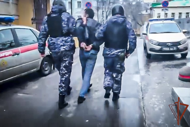 Росгвардейцы задержали мужчину, угрожавшего пистолетом персоналу караоке-бара в Москве (видео)
