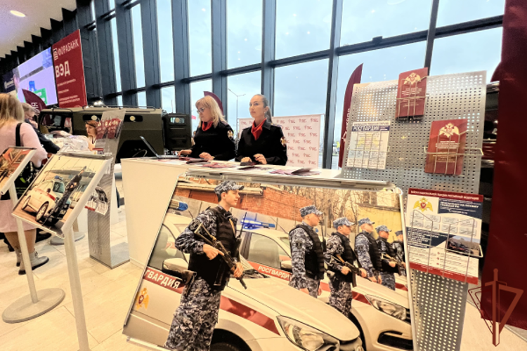 Представители Росгвардии приняли участие в Международном форуме-выставке «Российский промышленник - 2024»