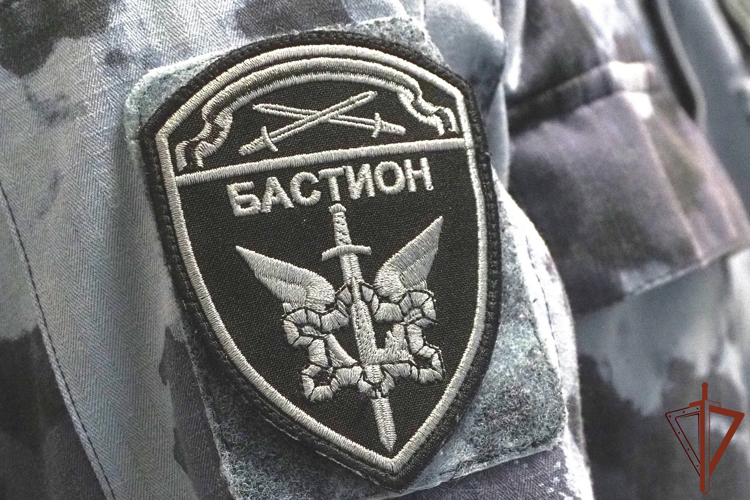 Сотрудники ОМОН Росгвардии в Санкт-Петербурге пришли на помощь гражданину, попавшему под колеса автомобиля