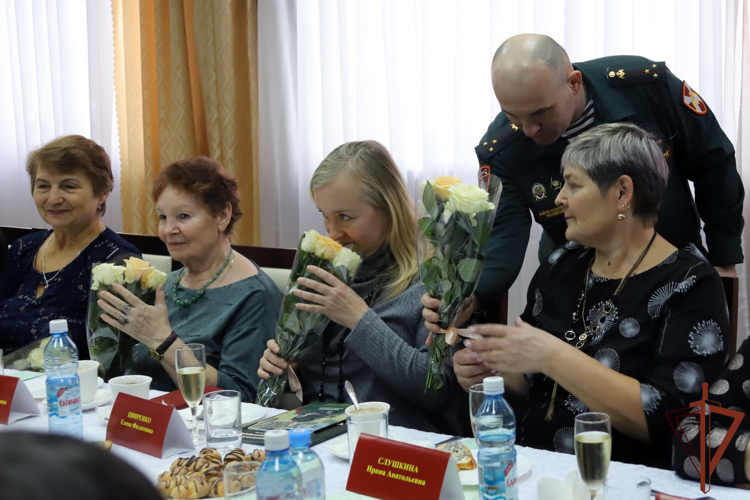 В преддверии Дня матери командующий Сибирским округом Росгвардии провел встречу с матерями погибших воинов правопорядка