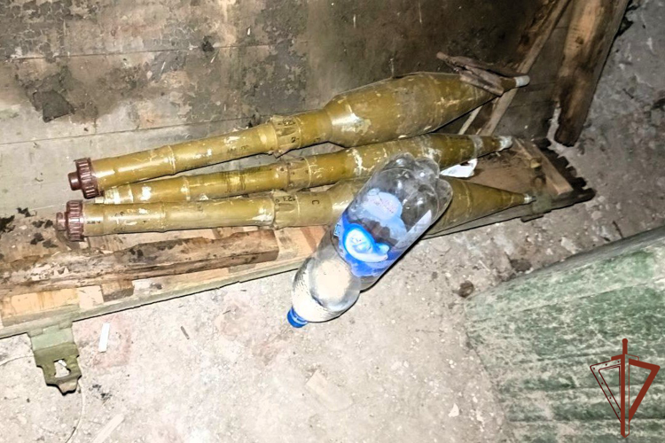 В ДНР росгвардейцы и сотрудники военной контрразведки изъяли крупный арсенал с ракетами для ПВО и различными боеприпасами