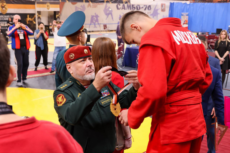 Заместитель директора Росгвардии генерал-полковник Алексей Воробьев вручил медали победителям Всероссийских соревнований по самбо «Кубок братьев Клецковых» (видео)
