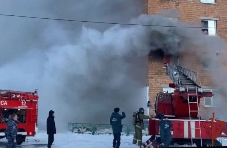 В Красноярском крае росгвардейцы помогли экстренным службам эвакуировать жильцов из загоревшегося дома 