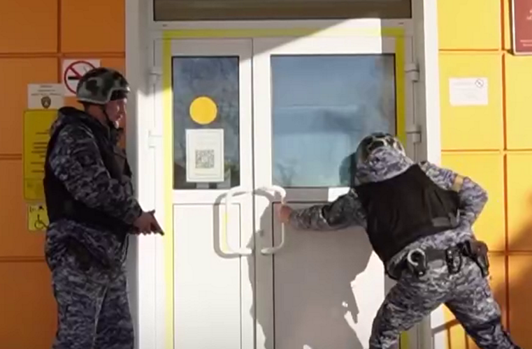 Росгвардейцы в Тюменской области провели антитеррористическое учение на объекте образования