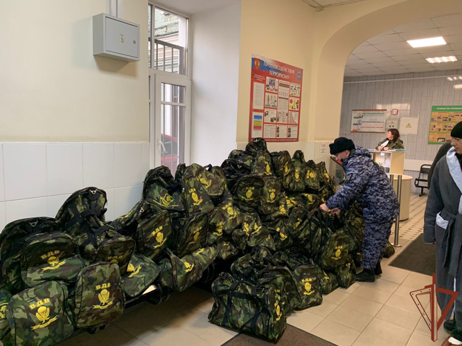 Ветераны войск правопорядка в Санкт-Петербурге передали находящимся на излечении раненым участникам СВО гуманитарную помощь 