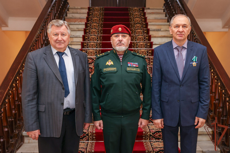 Генерал-полковник Алексей Воробьев вручил награды артистам Академического ансамбля песни и пляски Росгвардии