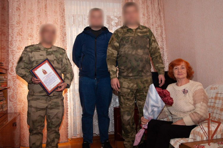 В Мариуполе военнослужащие Росгвардии и военной контрразведки поздравили ветеранов с наступающим Новым годом (видео)