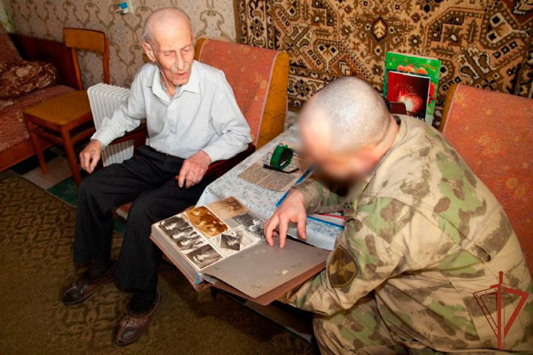 В Мариуполе военнослужащие Росгвардии и военной контрразведки поздравили ветеранов с наступающим Новым годом (видео)