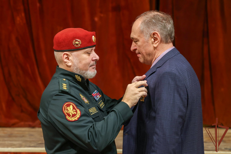 Генерал-полковник Алексей Воробьев вручил награды артистам Академического ансамбля песни и пляски Росгвардии