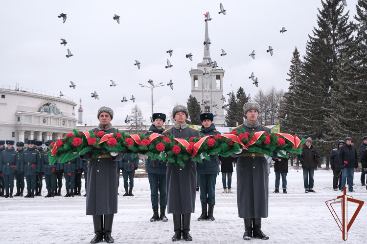 Врио командующего Уральским округом Росгвардии возложил цветы к мемориалу «Черный тюльпан» в Екатеринбурге