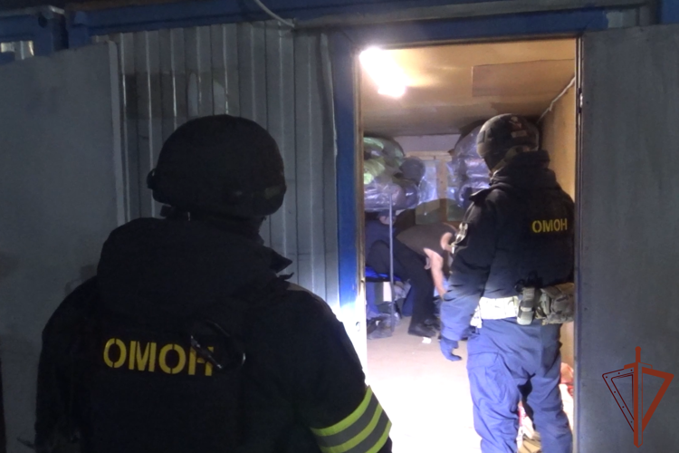 В Санкт-Петербурге сотрудники ОМОН Росгвардии обеспечили проведение межведомственного рейда по выявлению нарушений в сфере миграции