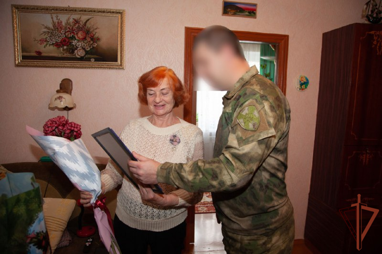 В Мариуполе военнослужащие Росгвардии и военной контрразведки поздравили ветеранов с наступающим Новым годом (видео)