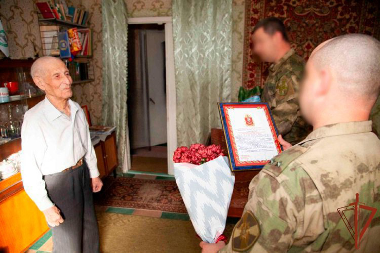В Мариуполе военнослужащие Росгвардии и военной контрразведки поздравили ветеранов с наступающим Новым годом (видео)