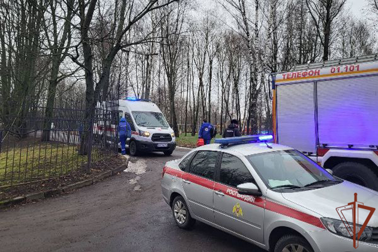 В Петербурге наряд Росгвардии оказал содействие сотрудникам МЧС в спасении упавшего в воду гражданина 