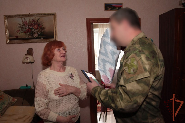 В Мариуполе военнослужащие Росгвардии и военной контрразведки поздравили ветеранов с наступающим Новым годом (видео)