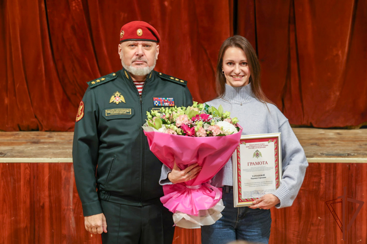 Генерал-полковник Алексей Воробьев вручил награды артистам Академического ансамбля песни и пляски Росгвардии