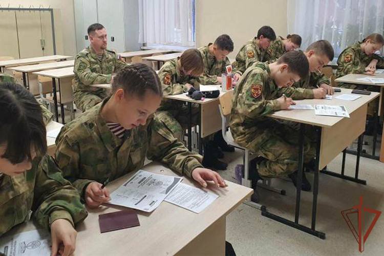Росгвардия провела патриотические мероприятия с подшефной молодежью на Урале