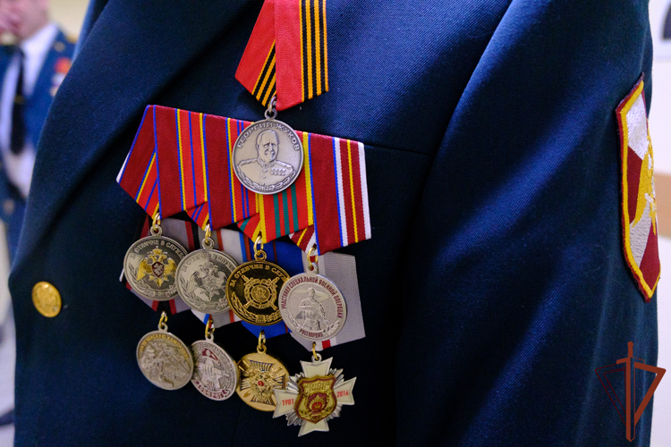 Военнослужащие Уральского округа Росгвардии удостоены государственных наград
