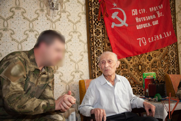 В Мариуполе военнослужащие Росгвардии и военной контрразведки поздравили ветеранов с наступающим Новым годом (видео)