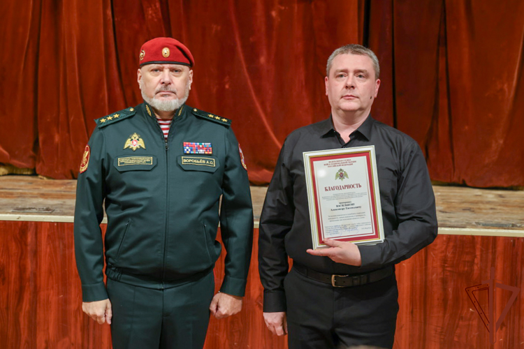 Генерал-полковник Алексей Воробьев вручил награды артистам Академического ансамбля песни и пляски Росгвардии