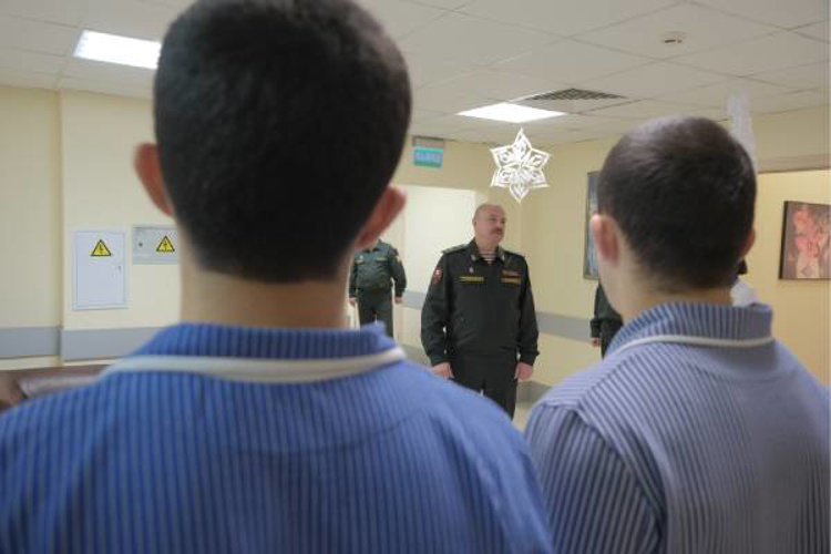 Врио командующего Уральским округом Росгвардии поздравил с Новым годом военнослужащих и сотрудников, находящихся на лечении в ведомственном госпитале