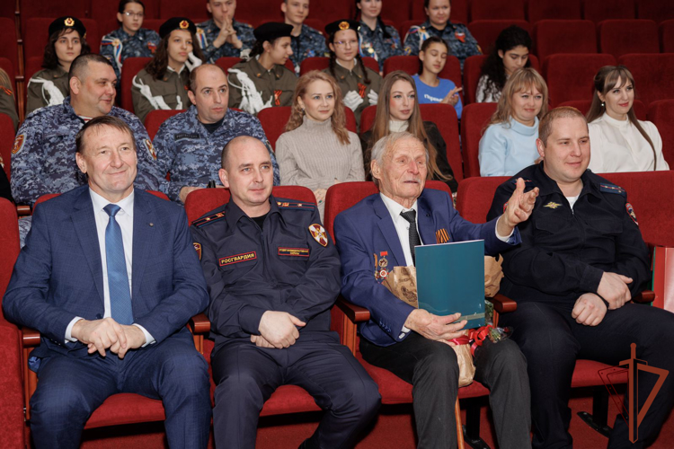 На Ставрополье росгвардейцы поздравили ветерана Великой Отечественной войны со 100-летним юбилеем
