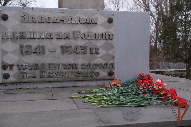 Ко Дню Героев Отечества росгвардейцы привели в порядок мемориалы в новых российских регионах и встретились с молодежью (видео)