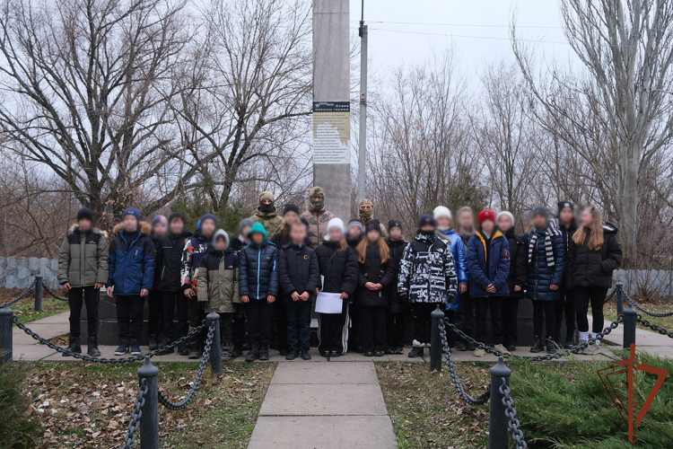 Ко Дню Героев Отечества росгвардейцы привели в порядок мемориалы в новых российских регионах и встретились с молодежью (видео)