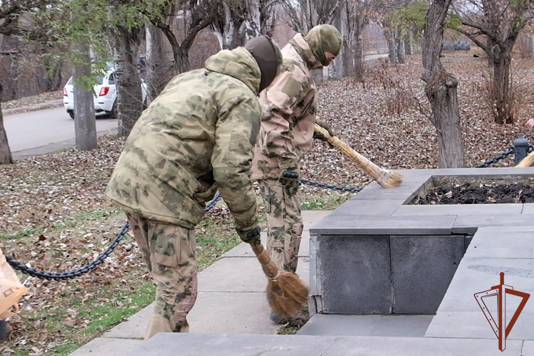 Ко Дню Героев Отечества росгвардейцы привели в порядок мемориалы в новых российских регионах и встретились с молодежью (видео)