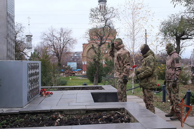 Ко Дню Героев Отечества росгвардейцы привели в порядок мемориалы в новых российских регионах и встретились с молодежью (видео)